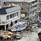 El potente terremoto desplazó 2,4 metros Honshu, la principal isla del archipiélago japonés, según explicó Kenneth Hudnut, de la autoridad geológica de EEUU, en la cadena de noticias CNN.