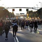 Centenares de personas se concentran en la avenida Diagonal de Barcelona para protestar contra la visita del rey.
