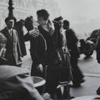 El beso del hôtel de ville es uno de las imágenes más icónicas de Robert Doisneau, que fotografió este momento cerca del Ayuntamiento de París en 1950.

La foto es un posado, aunque Doinseau solía preferir captar imágenes espontáneas.