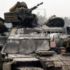 Un militar ucraniano saluda subido a un tanque