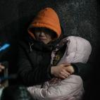 Una madre y su hijo esperan un tren para salir de Ucrania desde la estación de Leópolis (Lviv)