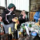 Vecinos de Zaporiyia preparan una reserva de c&oacute;cteles molotov para combatir a los rusos