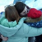 Una familia se abraza dentro de una tienda de campa&ntilde;a en Le&oacute;polis (Lviv)