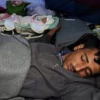 El refugiado sirio Saad duerme junto a su bebé de 10 días, Yasmine, que nació en el hospital de Idomeni (Grecia).