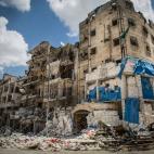 Un hospital en el asediado este de Alepo es protegido con sacos de arena después de que fuera alcanzado por ataques aéreos en abril donde murió un médico y resultaron heridos varios enfermeros. Otros dos hospitales del este de Alepo fueron a...
