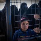 Una niña mira a través de una valla en el campo de Al-Hol, en la provincia nororiental de Al Hasakah. Se calcula que 65.000 personas están retenidas en el campamento de Al-Hol tras huir de los últimos reductos controlados por el Estado Islá...