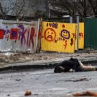 Cad&aacute;veres de civiles ucranianos, algunos maniatados, en Bucha, a las afueras de Kiev