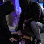 Dos agentes de los mossos retienen a un manifestante