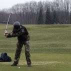 Un hombre juega en el campo de golf de la residencia de Yanukóvich
