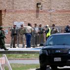 Polic&iacute;as y personal de emergencias se re&uacute;nen afuera de la Escuela Primaria Robb tras un tiroteo el martes 24 de mayo de 2022 en Uvalde, Texas.