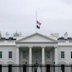 La bandera de EEUU en la Casa Blanca ondeando a media asta en señal de respeto por las víctimas del tiroteo.