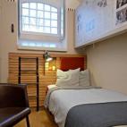 La isla sueca de Långholmen, ubicada en el centro de Estocolmo, esconde una historia marcada por una antigua prisión que fue clausurada en el año 1975. Hoy en día se erige como un moderno albergue con celdas decoradas con mucho gusto, indivi...