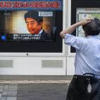 Una persona viendo la noticia sobre el atentado contra el ex primer ministro, Shinzo Abe.