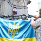 No solo es Ucrania: Bruselas celebra el D&iacute;a de la Independencia con su c&eacute;lebre Manneken Pis, vestido seg&uacute;n la tradici&oacute;n ucraniana