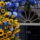 El 10 de Downing Street, residencia (a&uacute;n) de Boris Johnson en Londres, decorado con flores en honor a Ucrania
