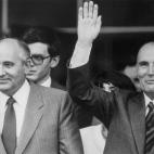 Con el presidente franc&eacute;s Fran&ccedil;ois Mitterrand (dcha.), en Mosc&uacute; en julio de 1986