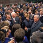 Mijail Gorbachov y su mujer Raisa en el Berl&iacute;n de 1989 durante las celebraciones del 40&ordm; aniversario de la Rep&uacute;blica Democr&aacute;tica Alemana&nbsp;