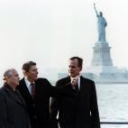 El presidente estadounidense Ronald Reagan con el vicepresidente George Bush y el l&iacute;der ruso Mijail Gorbachvv.