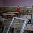 Sofia Zhyr, de 14 a&ntilde;os, sentada en su pupitre en su escuela de&nbsp;Chernihiv, atacaba en marzo. Confiesa que ten&iacute;a miedo de regresar.&nbsp;