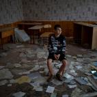 Oleksandr Morhunov, de 13 a&ntilde;os, entre los escombros de su aula, atacada en marzo pasado, en&nbsp;Chernihiv. "Cuando estoy en mi clase, pienso en las ganas que tengo de que acabe la guerra".&nbsp;