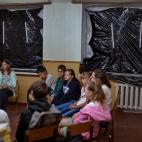 Un grupo de estudiantes, reunidos en una clase da&ntilde;ada por los bombardeos en el liceo&nbsp;Mykhailo-Kotsyubynske, este 30 de agosto, primer d&iacute;a de clase.&nbsp;