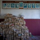 Libros ucranianos y rusos, apilados en un colegio.&nbsp;