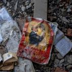 Un libro destrozado, con un retrato de Lenin.&nbsp;