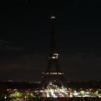 Las luces de la Torre Eiffel, apagadas en honor a Isabel II, tras la orden de la alcaldesa socialista Anne Hidalgo.