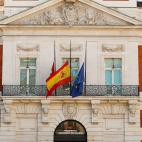 Las banderas madrileña, española y de la UE ondean a media asta en la fachada de la Real Casa de Correos, sede del Gobierno regional, como muestra de luto por el fallecimiento de la reina Isabel II.