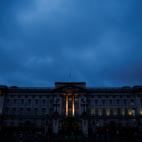 Vista de Buckingham Palace, con la iluminación de la fachada apagada en honor a Isabel II.
