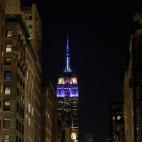 El Empire State Building, icono arquitectónico de Nueva York, iluminado en violeta en honor a Isabel II.