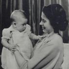 Isabel II (entonces princesa), con el pr&iacute;ncipe Carlos de beb&eacute;, en 1948.