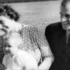 La princesa Isabel y el duque de Edimburgo, en una foto informal con su hijo Carlos.&nbsp;&nbsp;