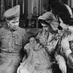 Cuatro generaciones de la familia real: la entonces princesa Isabel con Ana, al lado de su madre (derecha) y su abuela, la reina Mary.