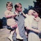 La princesa Isabel con el pr&iacute;ncipe Felipe y sus hijos Carlos y Ana, en agosto de 1951.