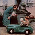 Isabel viendo a Carlos jugar con un coche en Balmoral, en septiembre de 1952.