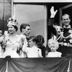 La reina Isabel II, el pr&iacute;ncipe Felipe, Carlos y Ana saludan desde&nbsp;Buckingham tras la coronaci&oacute;n de Isabel, el 2 de junio de 1953.