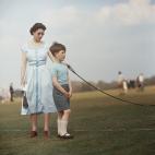 Isabel II con el pr&iacute;ncipe Carlos, en el parque de Windsor, en 1956.