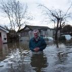 Un vecino deja su casa, afectada por las inundaciones del río Támesis en Shepperton, Reino Unido. El primer ministro británico, David Cameron, y el viceprimer ministro del país, Nick Clegg, han visitado algunas de las zonas del suroeste de I...