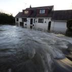 Imagen de las inundaciones en Wraysbury, Berkshire. Un portavoz del primer ministro británico ha explicado que parte del problema ha sido que no se han dragado bien los ríos, una tarea para la que la Agencia Medioambiental ha reducido los fond...