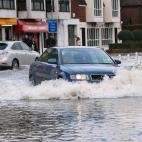 Un coche, en medio de la corriente de agua en la carretera principal de Datchet. La Agencia Medioambiental británica ha emitido alertas sobre inundaciones en zonas próximas a las orillas del Támesis, al oeste de Londres.