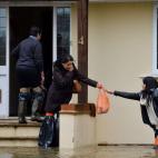 Algunos residentes con impermeables improvisados sacan lo que pueden de sus casas en Wraybury, Berkshire. Muchas zonas de Reino Unido han sufrido en enero uno de los meses con más precipitaciones, con cerca de 5.000 viviendas inundadas, algunas...