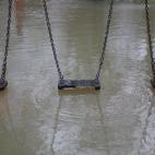 El agua del río alcanza unos columpios para niños en Wraysbury. La semana pasada, el Gobierno británico prometió destinar 130 millones de libras adicionales (157 millones de euros) a mantener y reparar las defensas contra inundaciones, y ha ...