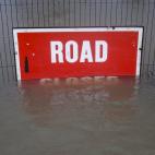 Un cartel de carretera cerrada, parcialmente sumergido en agua cerca de Londres, Reino Unido. El Servicio Metereológico (Met), ha anunciado para este martes y para este miércoles más lluvias y fuertes vientos provocados por una corriente proc...