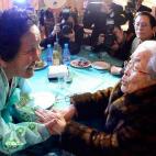 Kim Sung-Yoon de 96 años se reune con su hermana tras haber estado 60 años separadas por la guerra.