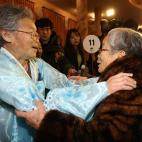 Kim Song-Yun abraza a otra de sus hermanas de Corea del Norte.