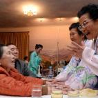Lee Oh-Hwan, de 85 y de Corea del Sur, se encuentra con sus hermanas de Corea del Norte.