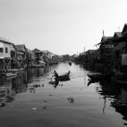 Esta fotografía forma parte de la serie 'Human and the Waters', que describe la forma de vida de gente que interactúa con el agua todos los días. Especialmente, los habitantes de la zona cercana al lago Tonle Sap, que es un recurso de comida ...
