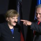 Benjamin Netanyahu pone un bigote 'hitleriano' a la canciller alemana Angela Merkel durante una visita oficial a Israel. La foto se hizo viral al instante.