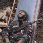 Un soldado del Ejército opositor al Gobierno de Siria sonríe mientras juega en un tobogán en Jabal al-Akrad , en la provincial noroccidental de Latakia.
